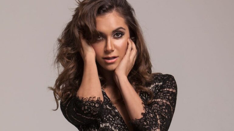 Alyson Stoner Altura – Peso – Medidas – Cor dos olhos – Cor do cabelo